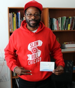 Oboi Reed, co-fundador de Slow Roll Chicago, con su postal Despacio 