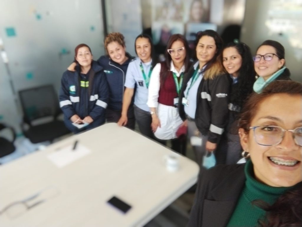 Cómo superar las barreras de las mujeres operadoras y electromecánicas de buses eléctricos en Colombia