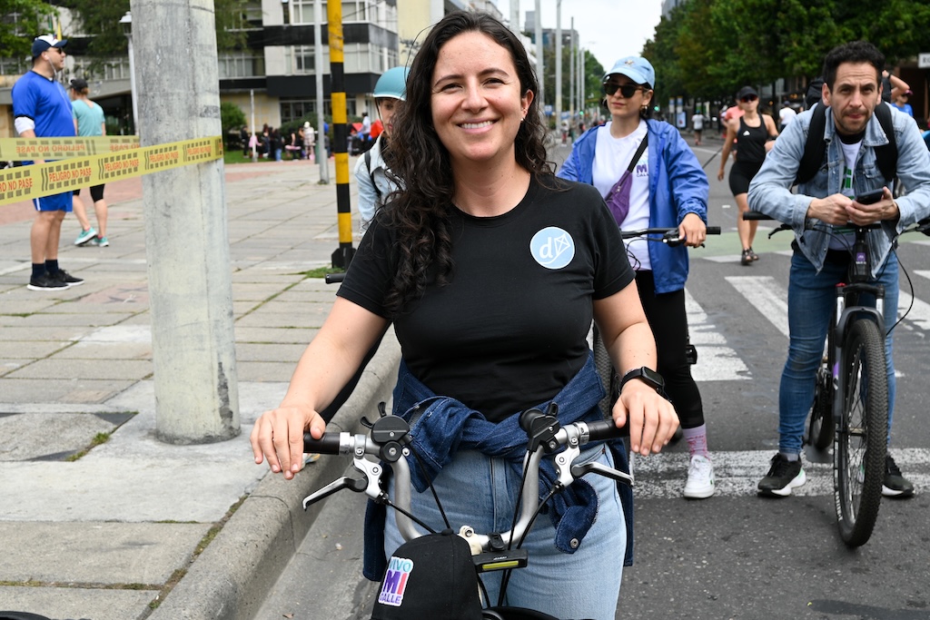 Lina López en bicicleta durante la celebración de 50 años de ciclovía de Bogotá.
