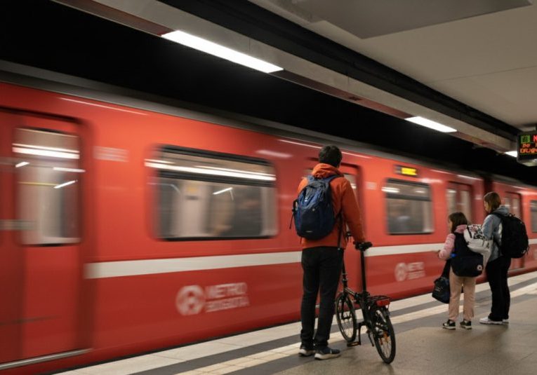 Bicis-en-metro-Gemini_Generated_Image