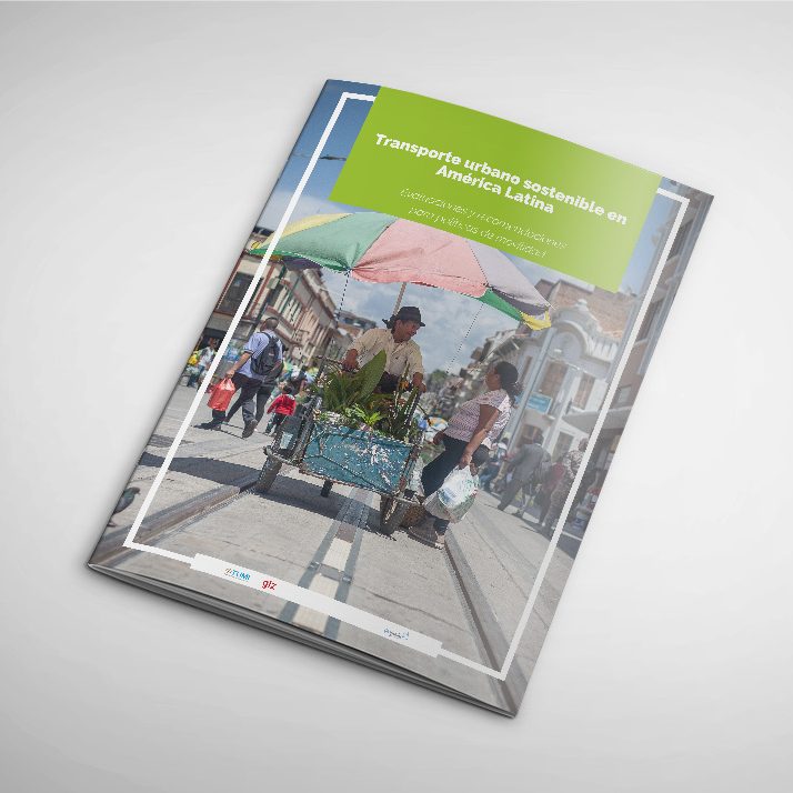 Portada de a publicación. Una persona sobre un triciclo de carga con un quitasol, conversa con una señora en la plaza de mercado de la ciudad de cuenca, Ecuador.