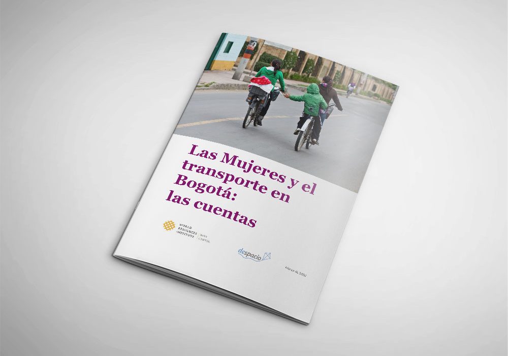 Portada del documento. Dis niños se toman la mano mientras viajan en bicicleta con sus cuidadoras