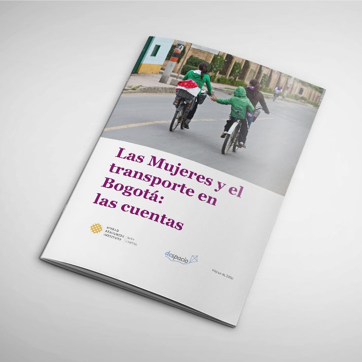 Portada del documento. Dis niños se toman la mano mientras viajan en bicicleta con sus cuidadoras